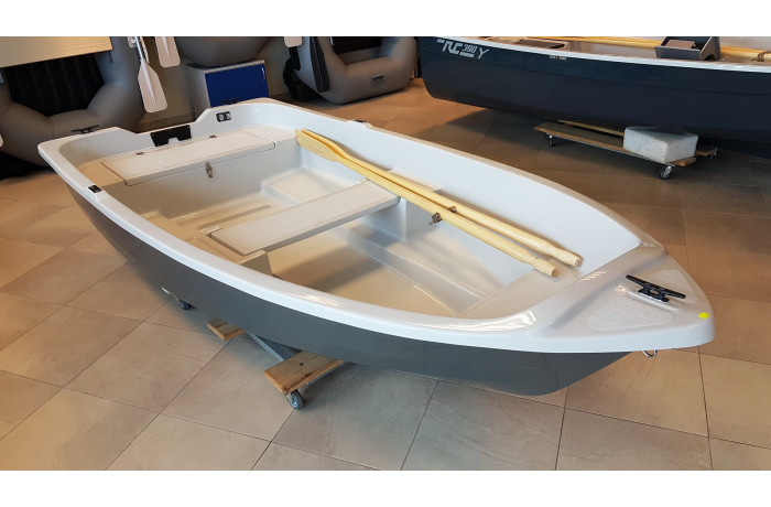 RC300 "Tyka" plastic boat